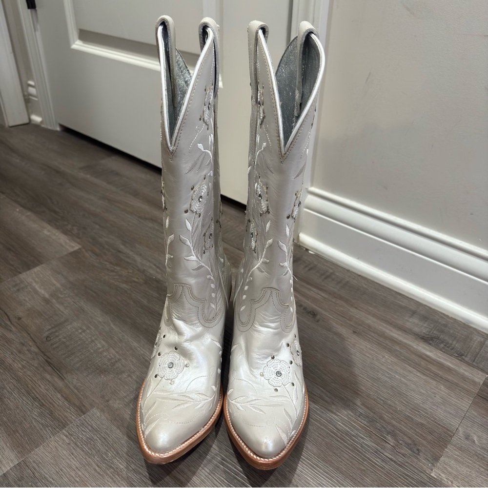 Ariat Romance Leather Flower Studded Western Cowboy Boots in Pearly White - Picture 4 of 10